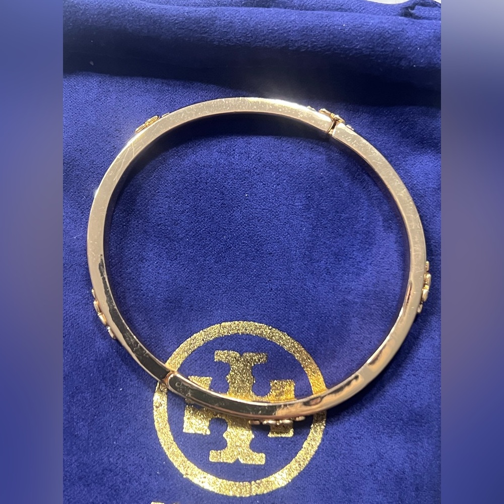Brand New Tory Burch SERIF-T Pave Hinged Bracelet Bangle Swarovski Crystal Gold - Picture 5 of 6
